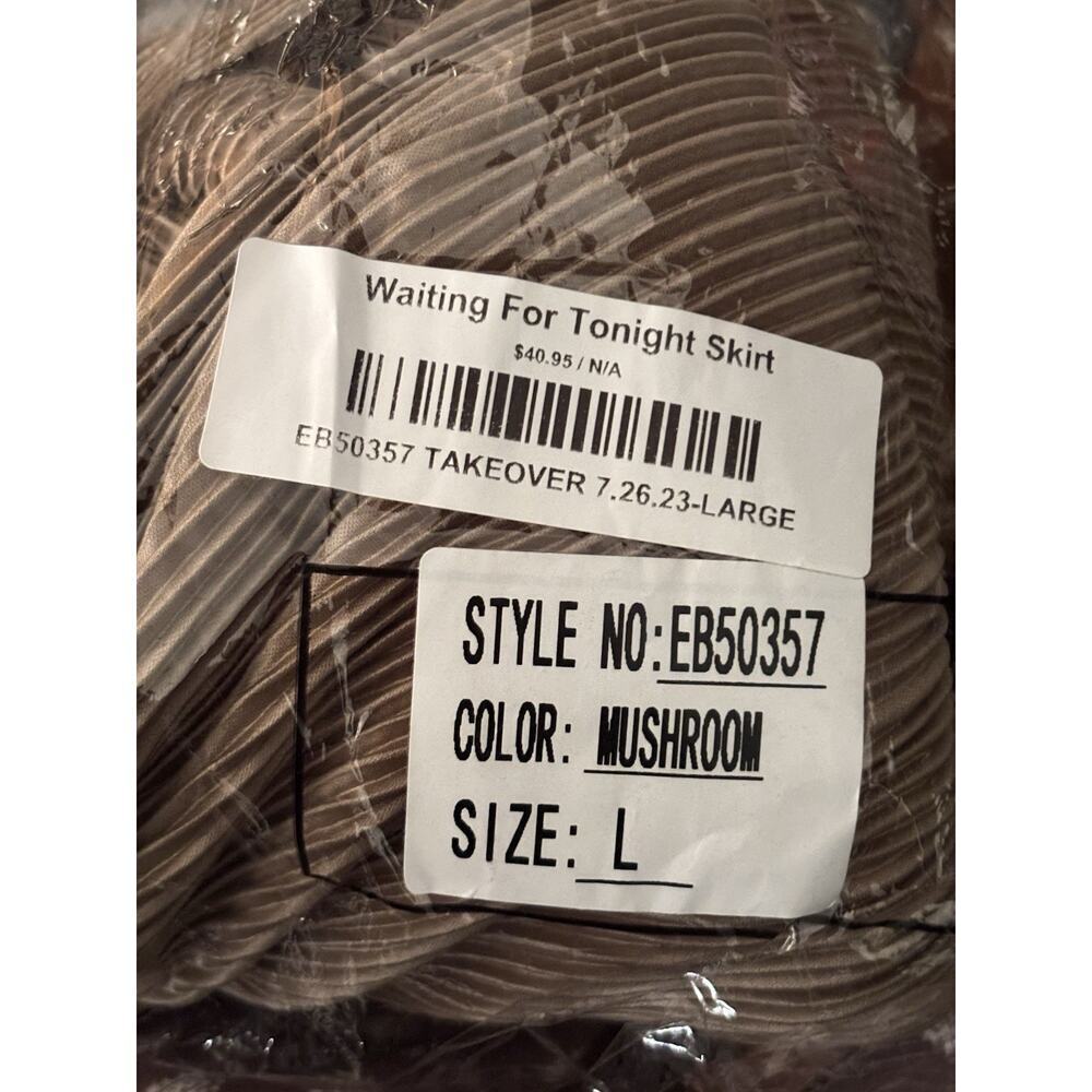 Easel Size Large Champagne Pleated Skirt With Side Slit - Picture 6 of 6